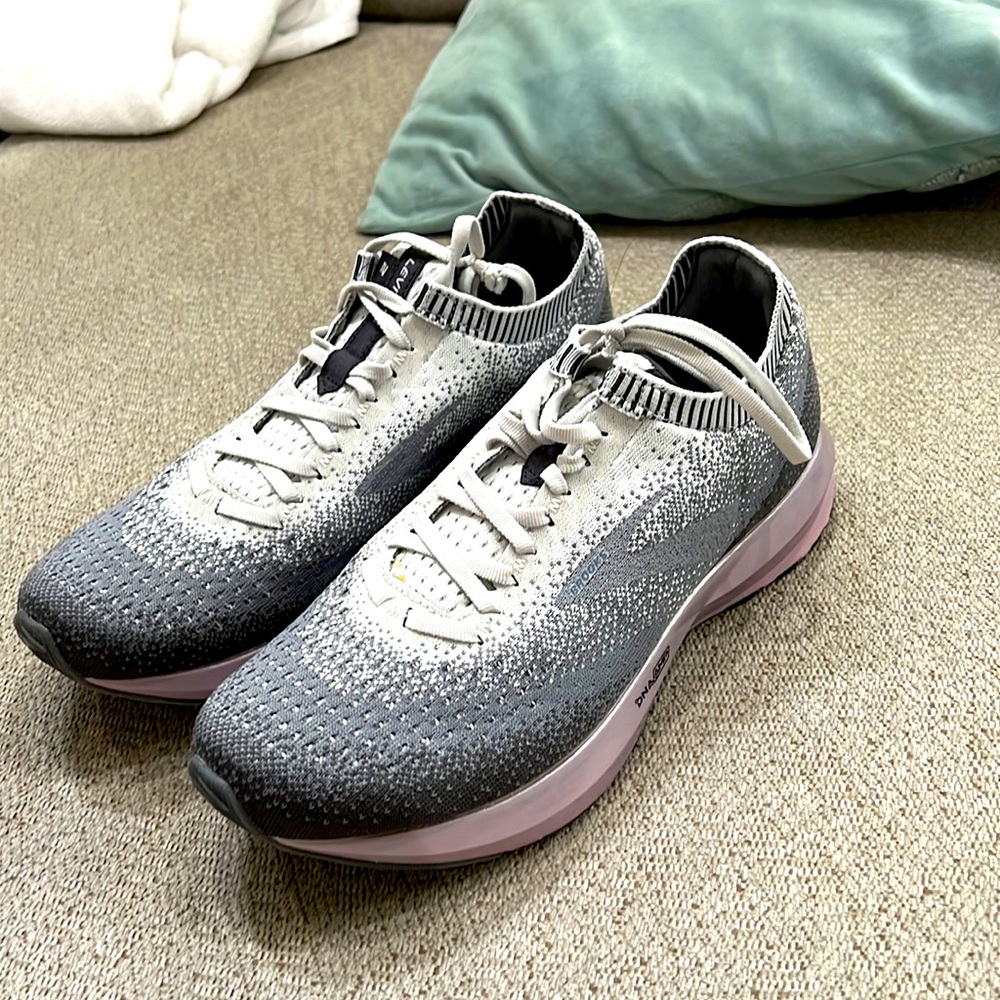 Brooks women’s Sneakers. Only worn hand full of times!